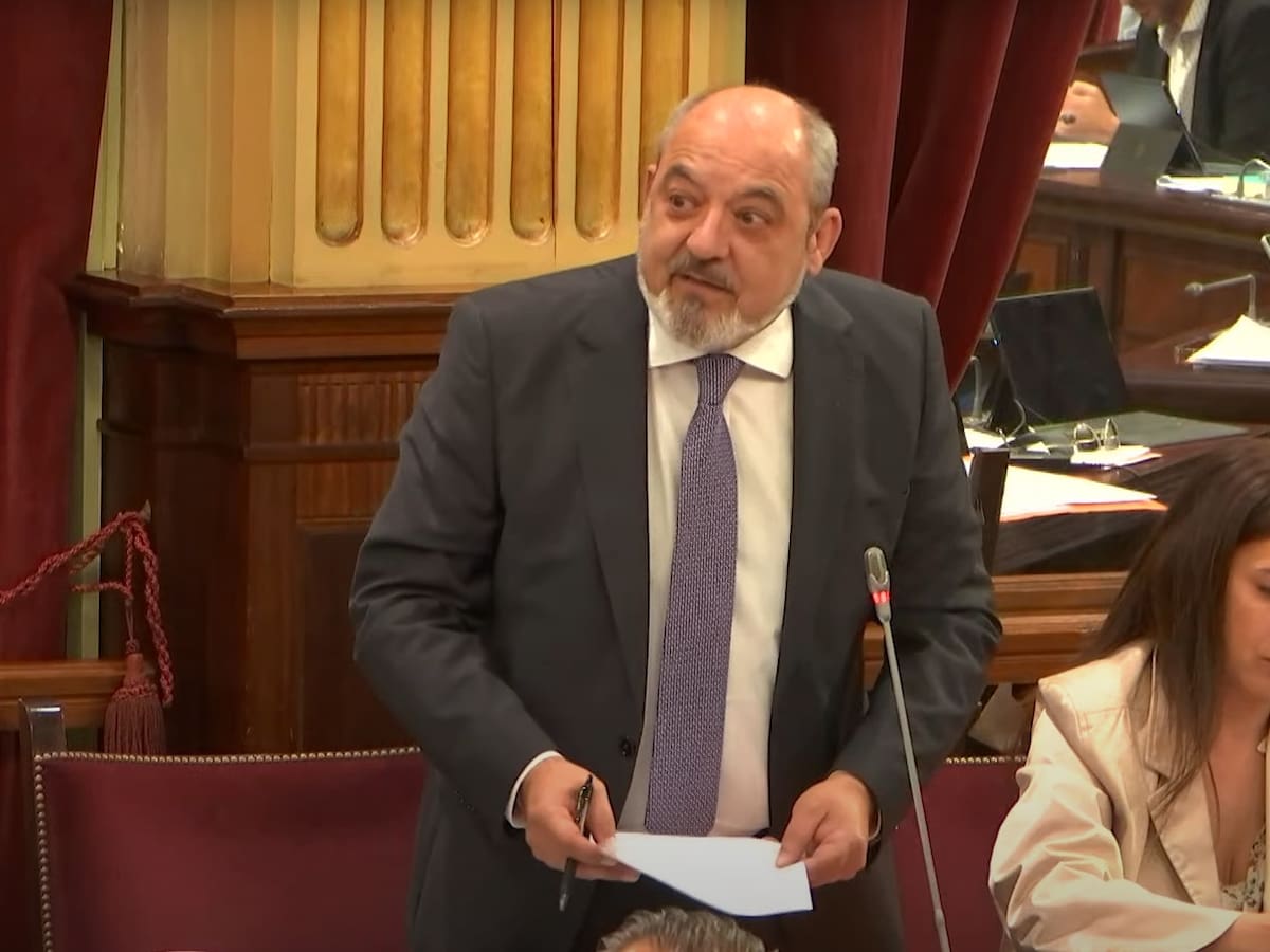 El Gobierno pide a la Fiscalía que investigue al diputado de Vox que honró a Franco en un pleno