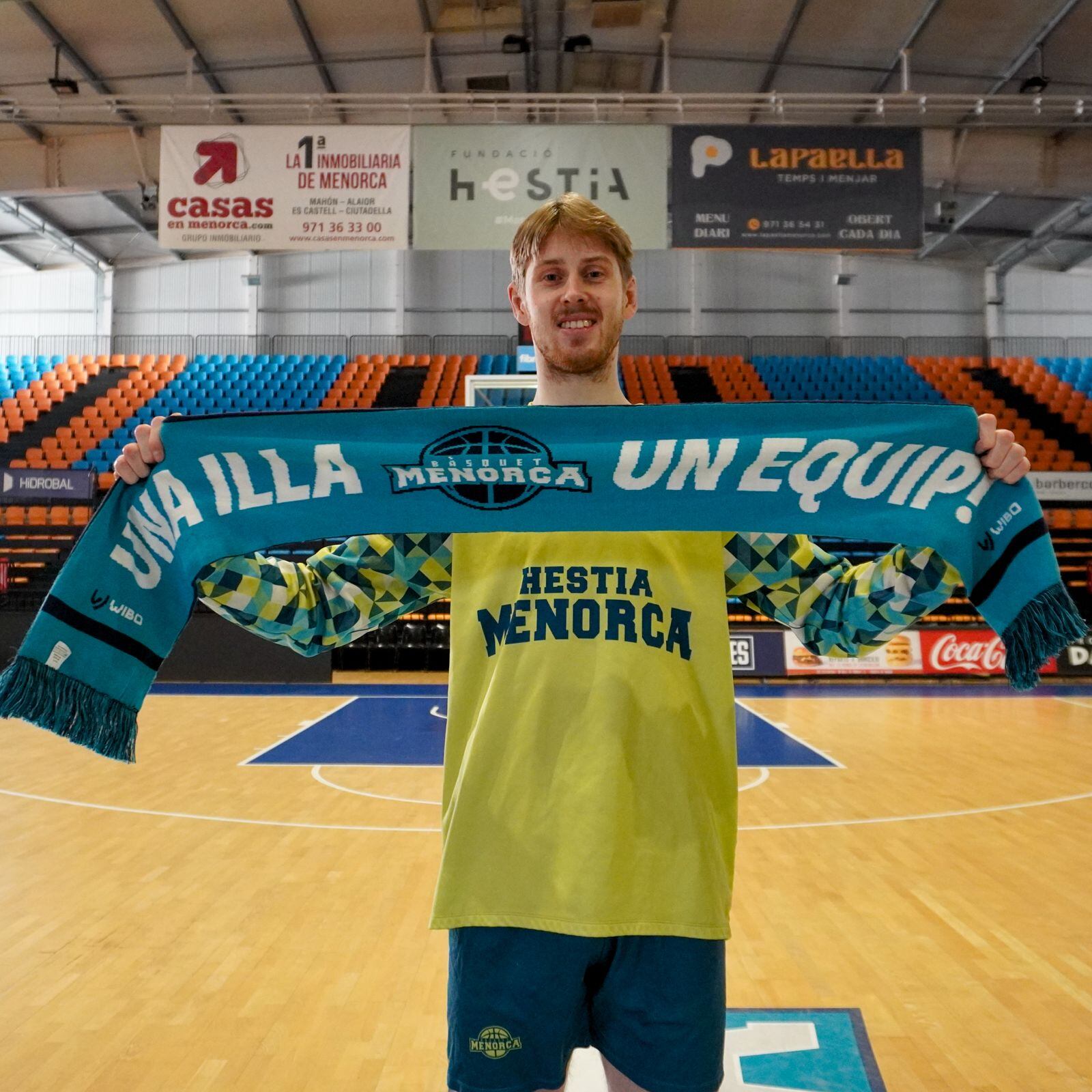 Tobias Rotegård ja enterna amb l'Hestia Menorca.