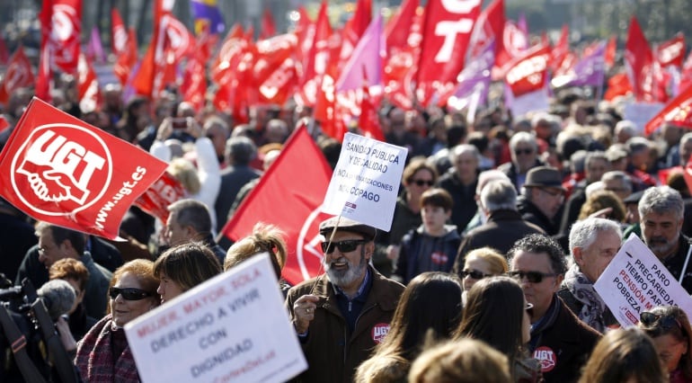 Vista de los participantes en la manifestación convocada hoy por CCOO y UGT en Madrid el pasado 19 de febrero para presionar al Gobierno y patronal por la pérdida de poder adquisitivo de trabajadores.