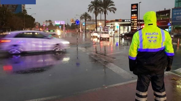 Agente de la Policía Local de Murcia trabajando durante la DANA el 2 de septiembre de 2023