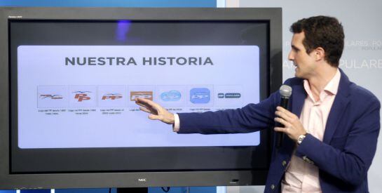 El vicesecretario de Comunicación del PP, Pablo Casado, presenta los distintos logos del PP a lo largo de su historia.