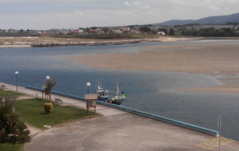 Los barcos entrando a duras penas en el puerto de Foz