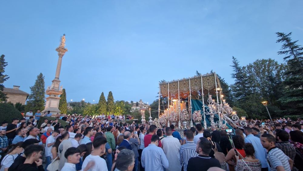 El palio de la Virgen de la Paz de Granada ante el monumento a la Inmaculada en los Jardines del Triunfo