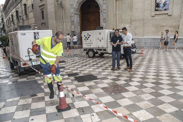 Limpieza de chicles en las calles de Granada