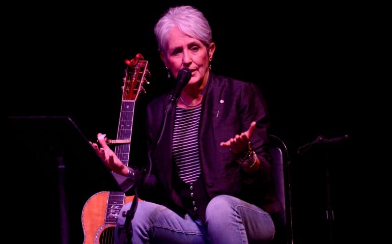 Joan Baez durante un concierto a favor de los refugiados en 2017