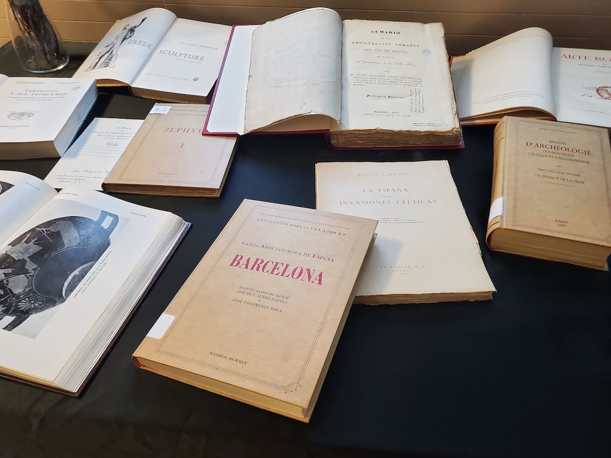 El Instituto de Investigación en Arqueología Ibérica de la UJA recibe la donación de más de 500 títulos sobre cultura Íbera