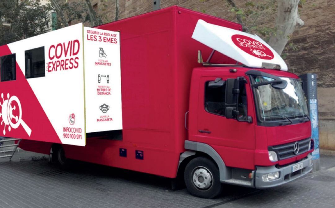 Los casos activos de coronavirus en las Pitiusas se han reducido un 60% de un mes