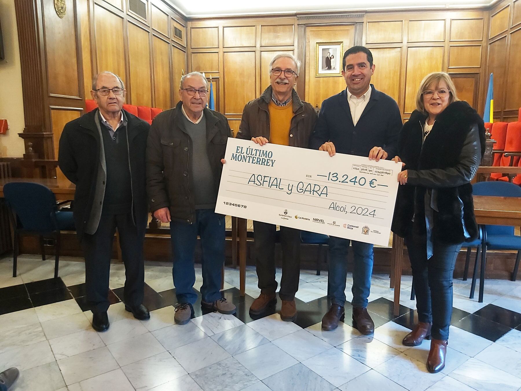 Un instante de la entrega del cheque a las dos entidades beneficiarias, GARA y ASFIAL