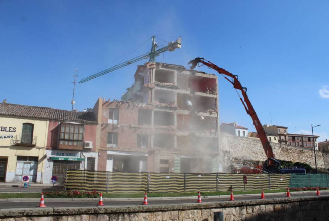 Derribo del edificio de la Avenida de la Feria 11 en el mes de julio de 2019