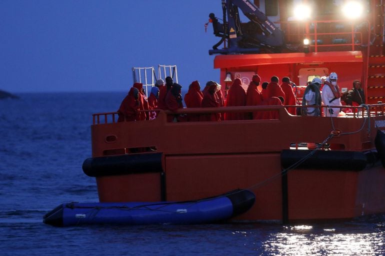 La Guardia Civil y Salvamento Marítimo trasladaba al puerto de Almería a los tripulantes de una patera el pasado 7 de abril