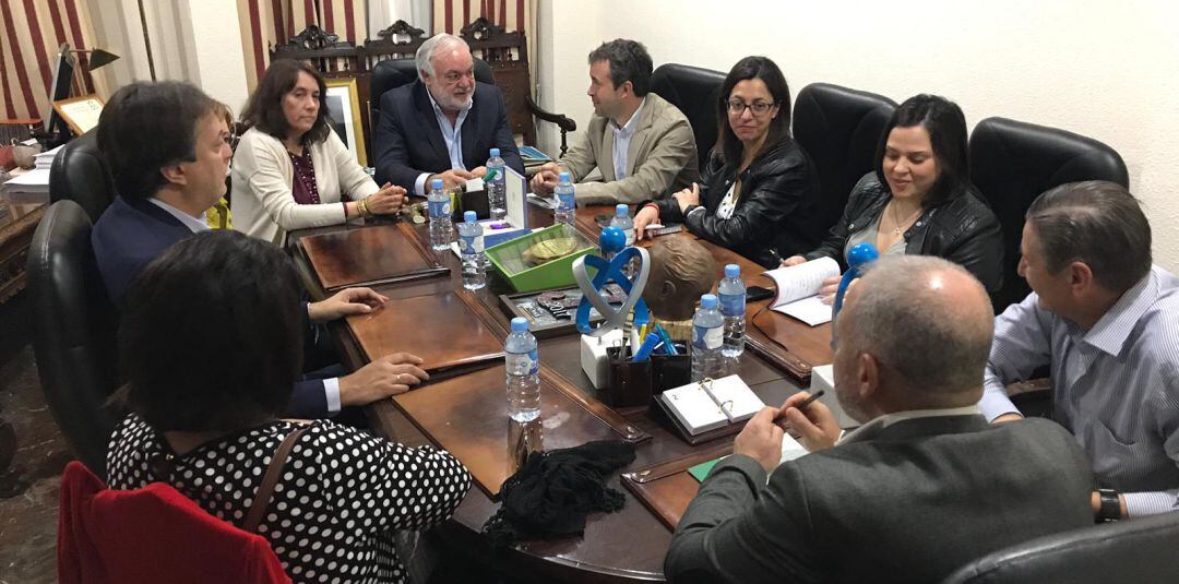 Asistentes a la reunión entre miembros del PSOE y el Colegio de Enfermería de Jaén.