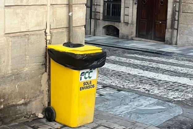 El Ayuntamiento de Alcoy instala contenedores amarillos por el recorrido de les 'entradetes'.