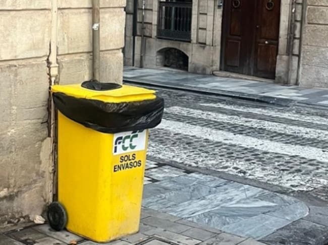 El Ayuntamiento de Alcoy instala contenedores amarillos por el recorrido de les 'entradetes'.