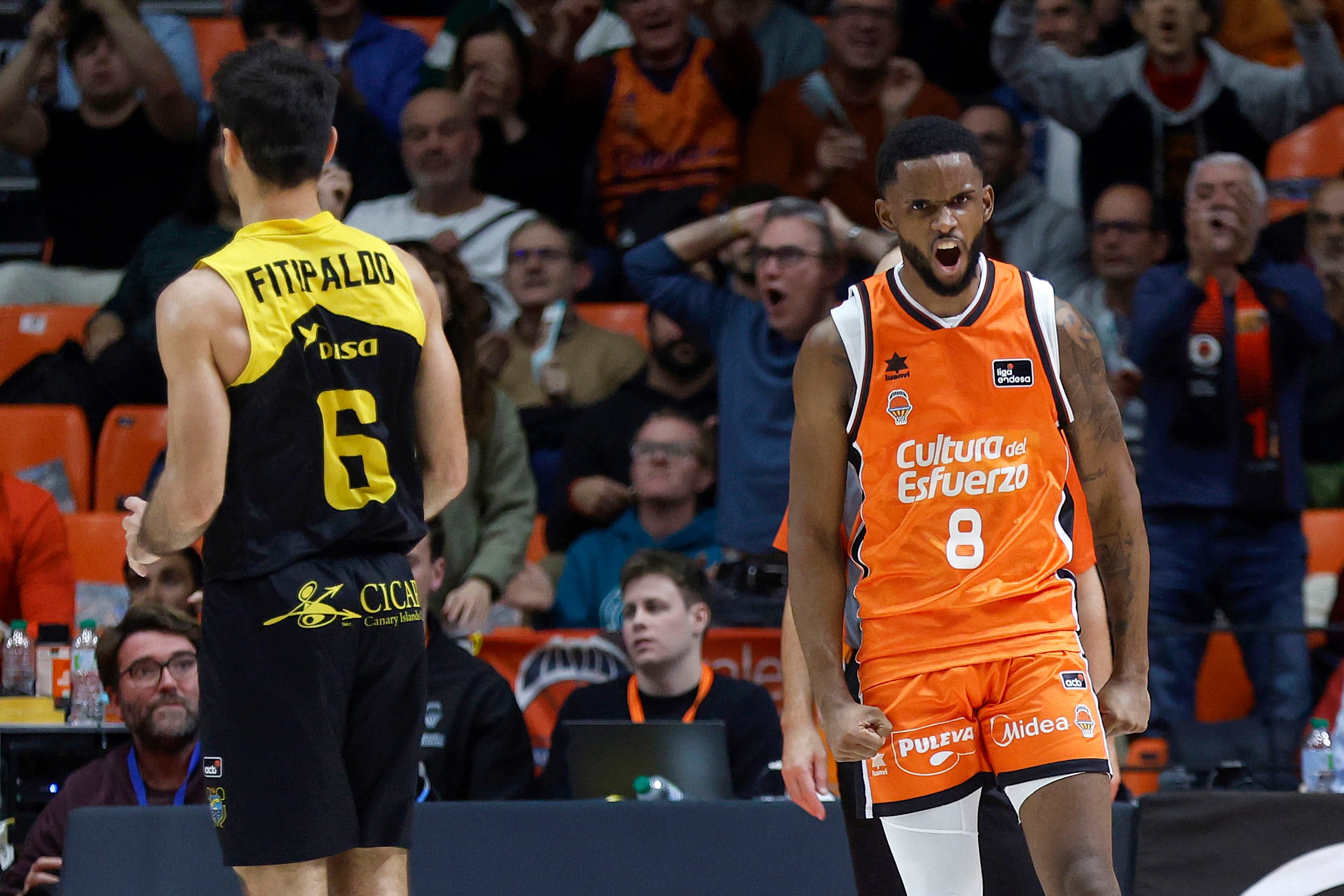 VALENCIA, 13/12/2024.- El jugador de Valencia Basket Jean Montero (d) junto al jugador de La Laguna TenerifeBruno Fitipaldo (i) durante el partido de baloncesto correspondiente a la J6 aplazado en su día por la DANA, disputado hoy viernes en el pabellón de la Fuente de San Luis de Valencia, entre Valencia Basket y La Laguna Tenerife. EFE/ Miguel Ángel Polo
