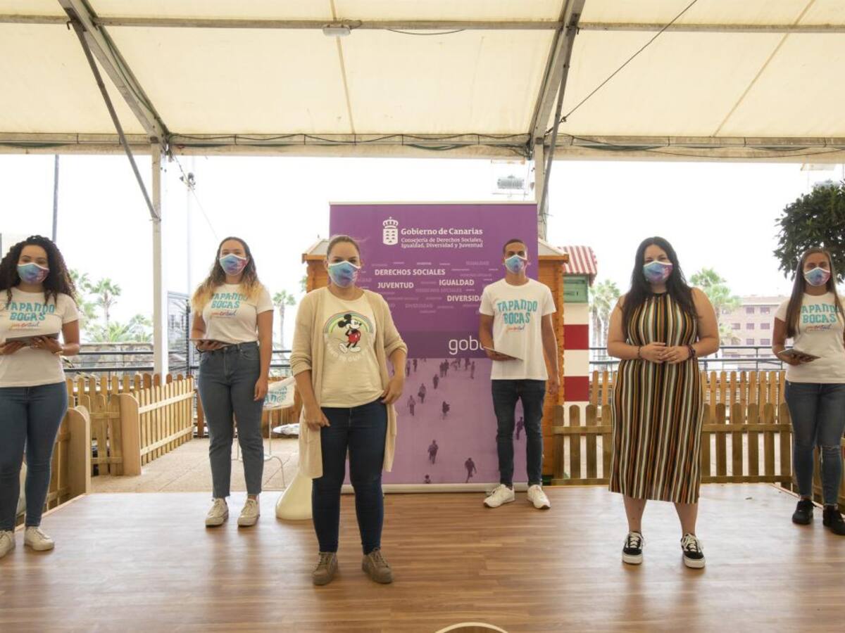 Los jóvenes canarios aprueban en el uso de la mascarilla y suspenden en distancia social