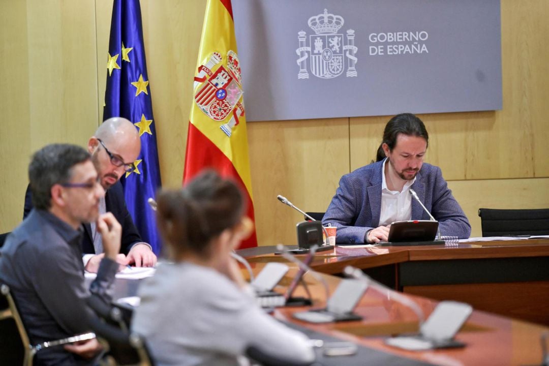 El vicepresidente de Derechos Sociales y para la Agenda 2030, Pablo Iglesias (d), durante la reunión que ha mantenido este jueves con CCOO y UGT, y con las organizaciones del Tercer Sector, como Cáritas, Cermi, Oxfam, AEPN, Facua y Plataforma del Tercer Sector 