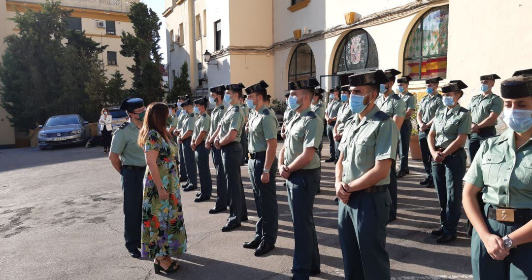 La subdelegada del Gobierno, Catalina Madueño, saluda a los guardias civiles en prácticas en la Comandancia de Jaén.