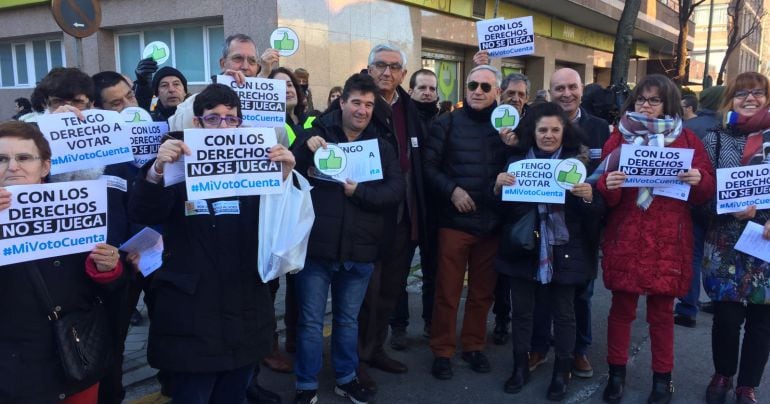 Decenas de personas se manifiestan frente al Tribunal Constitucional reclamando el derecho a voto de personas con discapacidad intelectual.