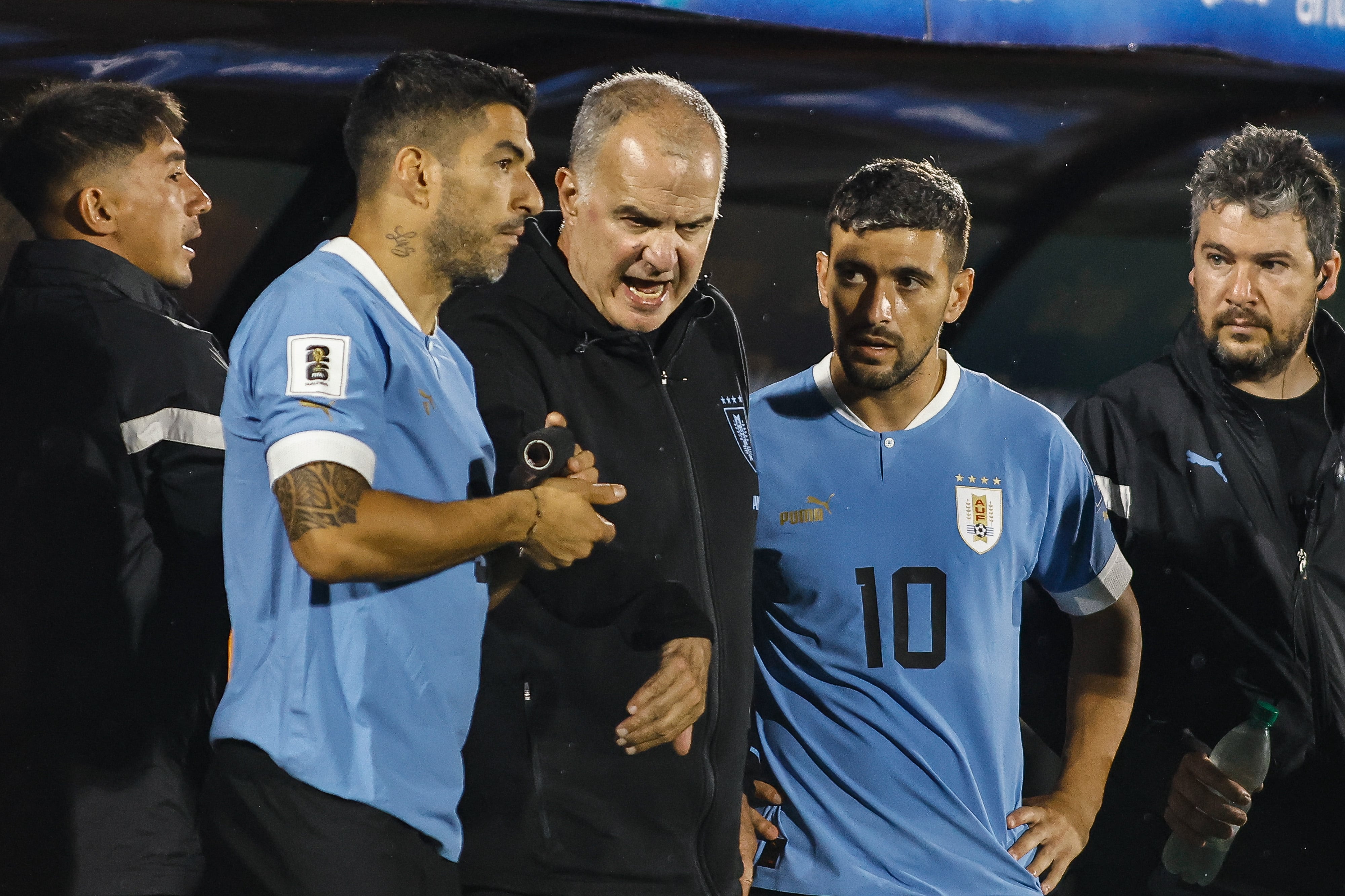 Marcelo Bielsa da instrucciones a Luis Suárez y De Arrascaeta en un partido de clasificación para el Mundial 2026