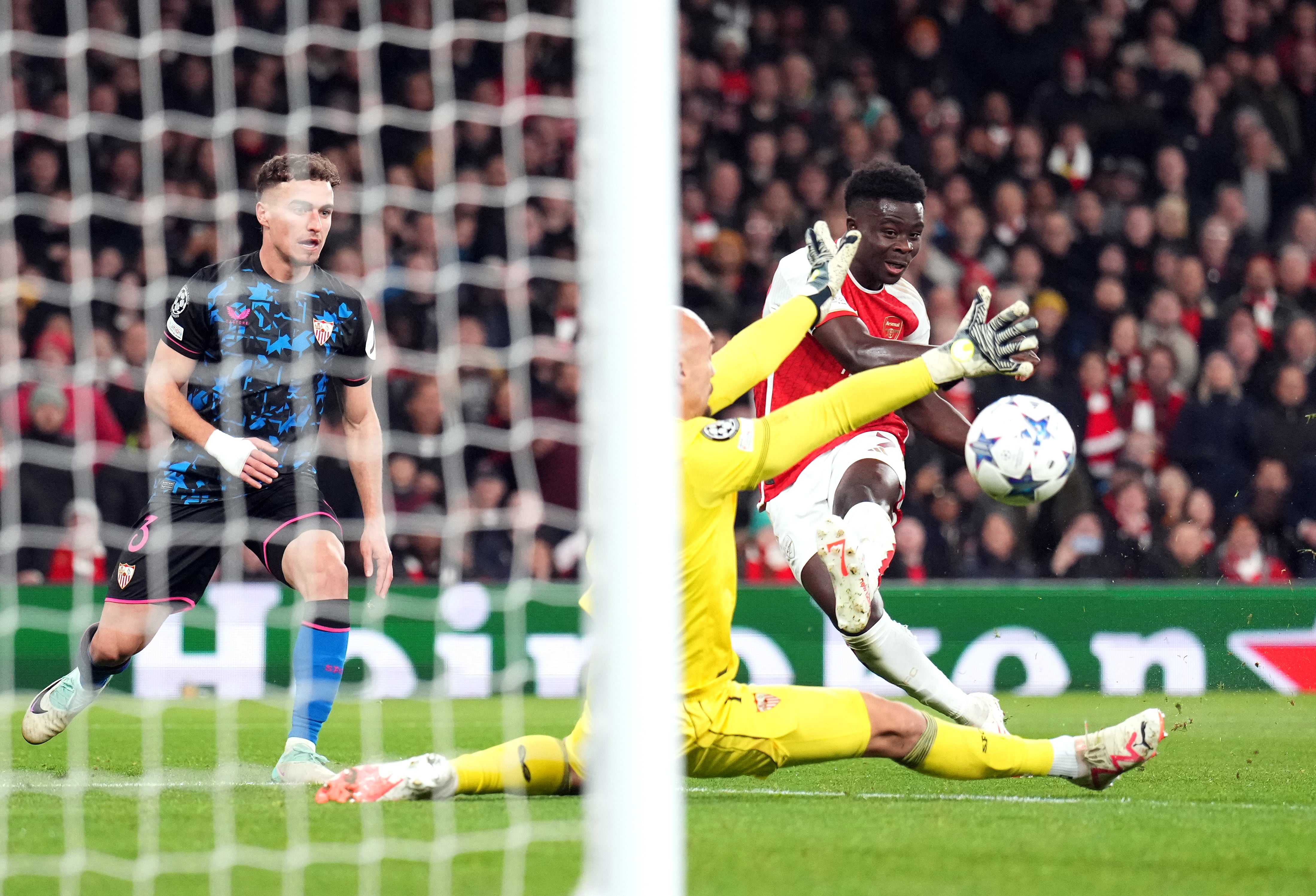 Saka bate a Dmitrovic para el segundo gol del Arsenal