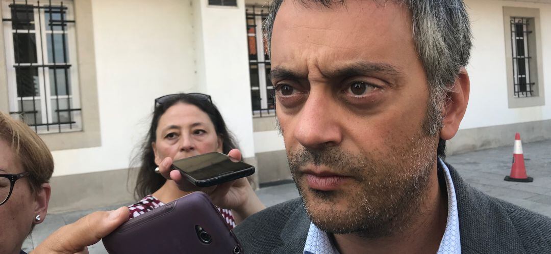 Xulio Ferreiro junto con periodistas de A Coruña