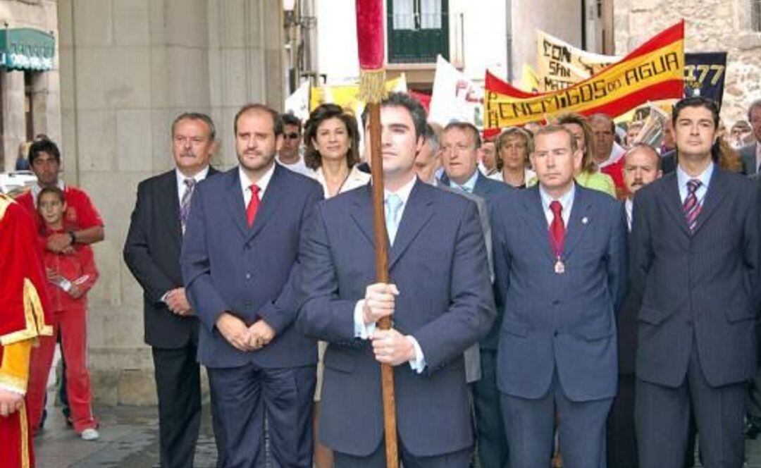 Como edil más joven de la corporación, Fernández fue el encargado de trasladar el pendón de Alfonso VIII durante las fiestas de San Mateo de esa legislatura