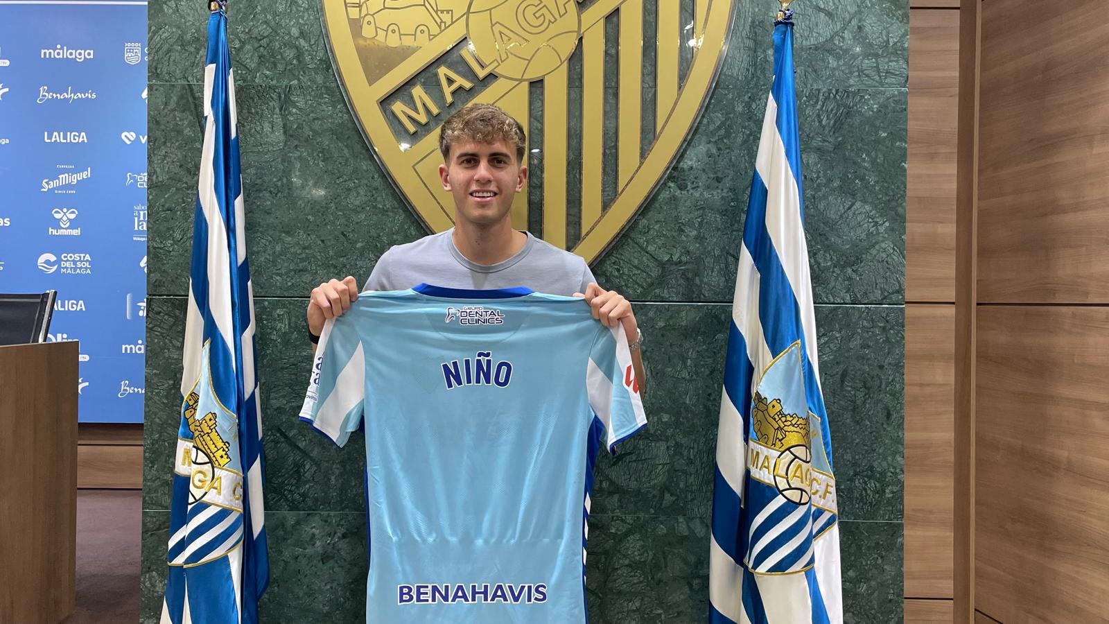 Adrián Niño con la camiseta del Málaga CF en La Rosaleda
