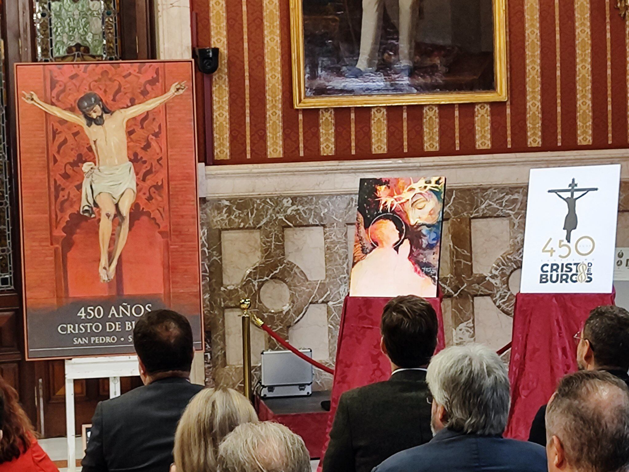 Aspecto del salón Colón del Ayuntamiento durante el acto celebrado por el Cristo de Burgos.