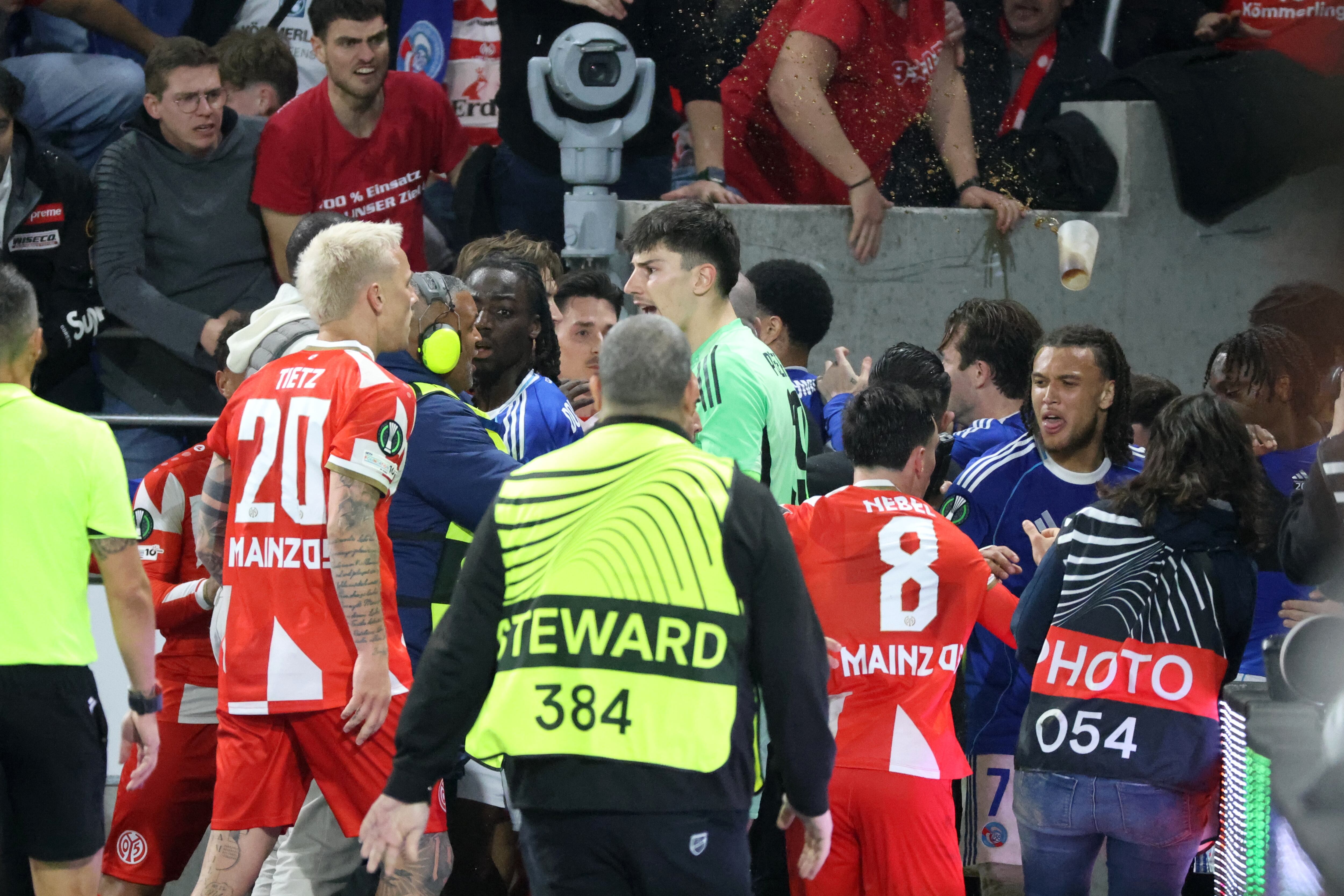 Los jugadores del Mainz y del Estrasburgo se enfrentan en el final del partido