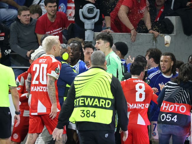 Los jugadores del Mainz y del Estrasburgo se enfrentan en el final del partido