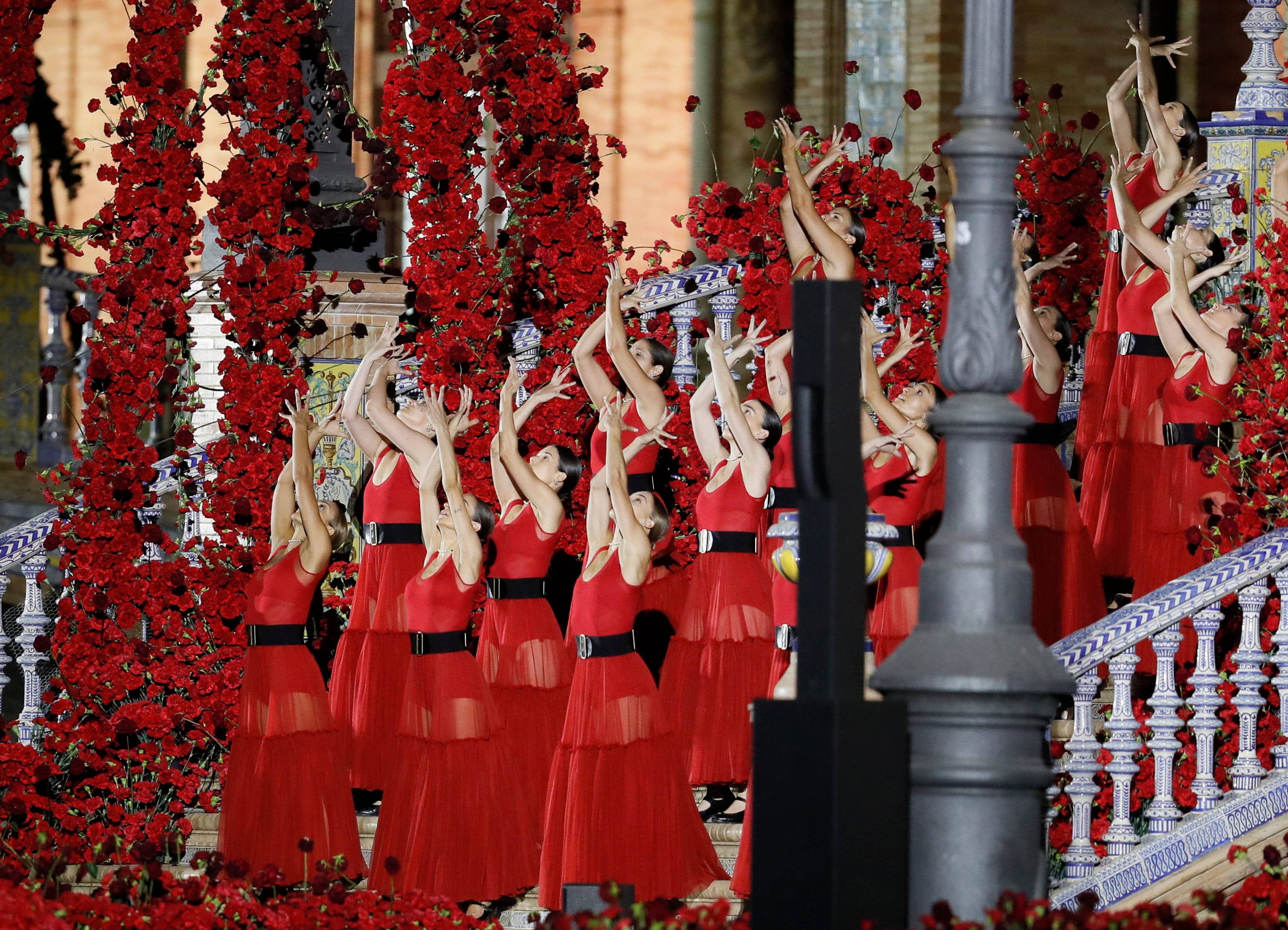 SEVILLA, 16/06/2022.- Dior presenta hoy jueves en la Plaza de España de Sevilla su colección &quot;The Cruise 2023&quot;, diseñada por Maria Grazia Chiuri, que está trabajando con artistas y artesanos sevillanos y andaluces. EFE/José Manuel Vidal
