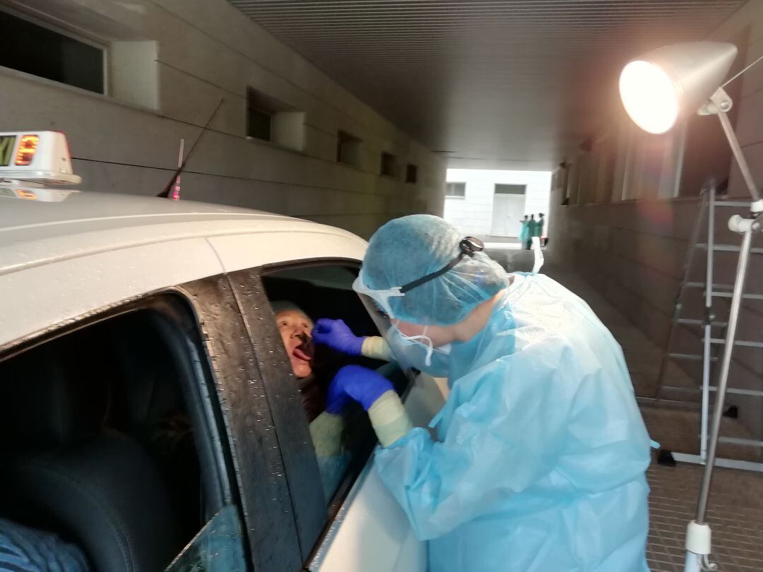 Profesional sanitaria realiza prueba del coronavirus a una paciente