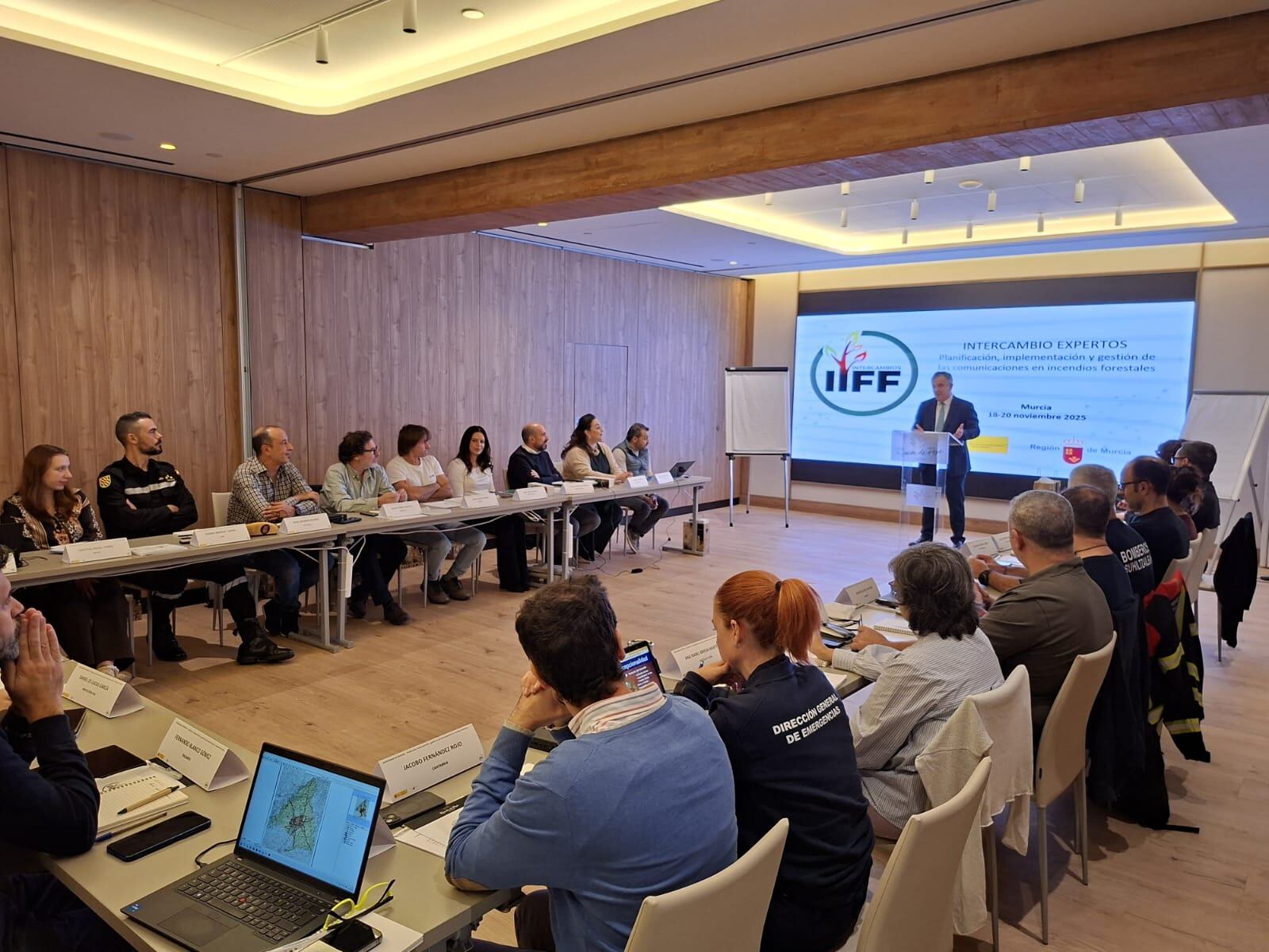 El consejero de Medio Ambiente, Universidades, Investigación y Mar Menor, Juan María Vázquez, inaugura el encuentro del Programa Nacional de ‘Intercambio de Expertos 2025 en Preparación frente a Incendios Forestales’