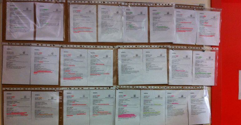 Taulell d'anuncis amb alguns de les ofertes que gestiona l'Institut Municipal d'Ocupació i que, segons els seus responsables, s'està quedant petit