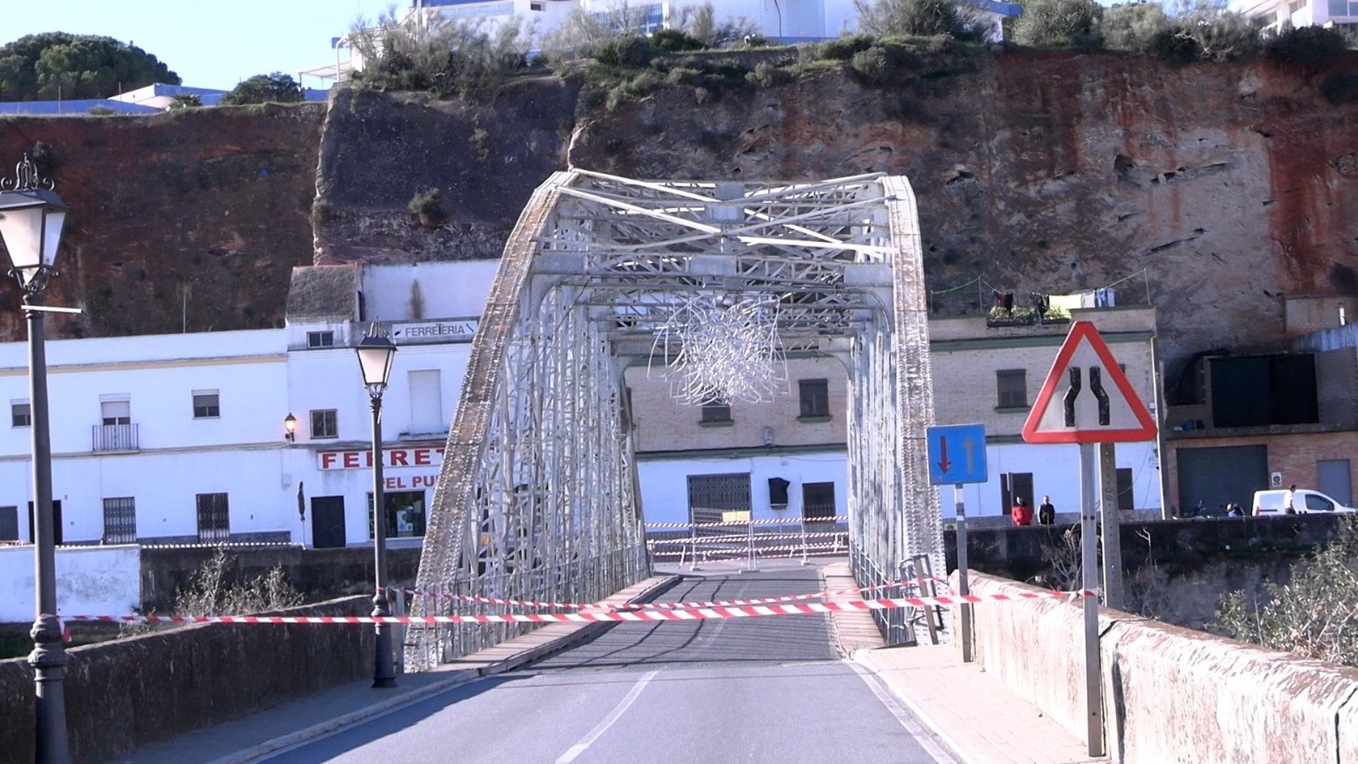 Puente de San Miguel en Arcos, cerrado al tráfico tras sufrir un daño estructural