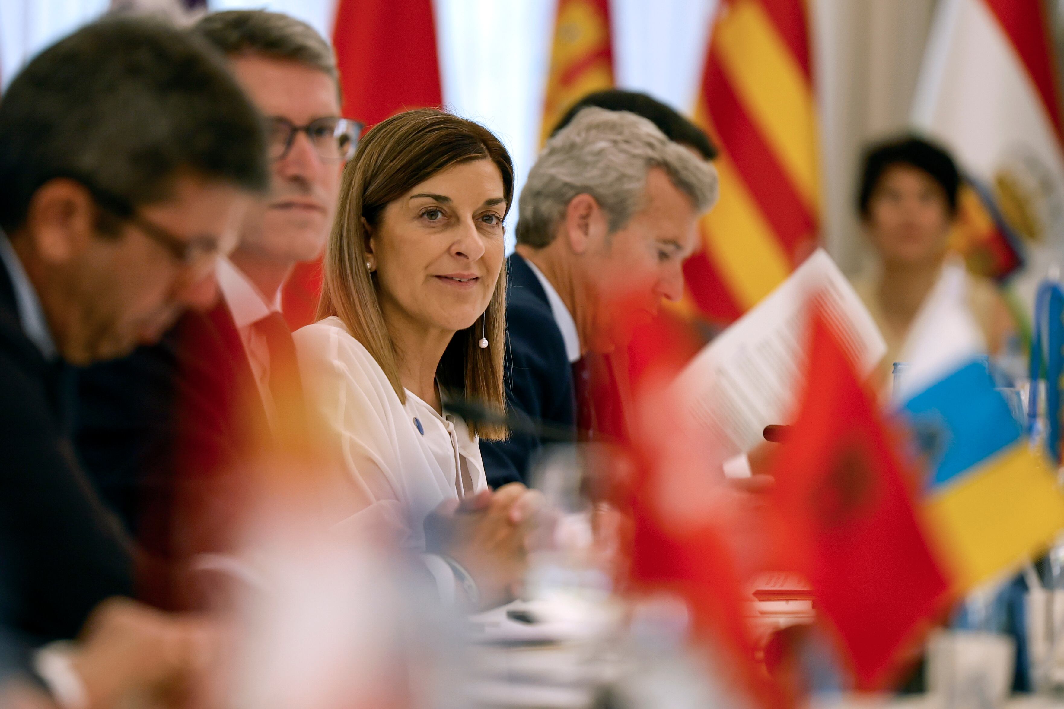 BARCELONA, 06/06/2025.- La presidenta de Cantabria, María José Sáenz de Buruaga (c), al inicio de la XXVIII Conferencia de Presidentes que se celebra este viernes en el Palau de Pedralbes, en Barcelona. EFE/Alberto Estévez
