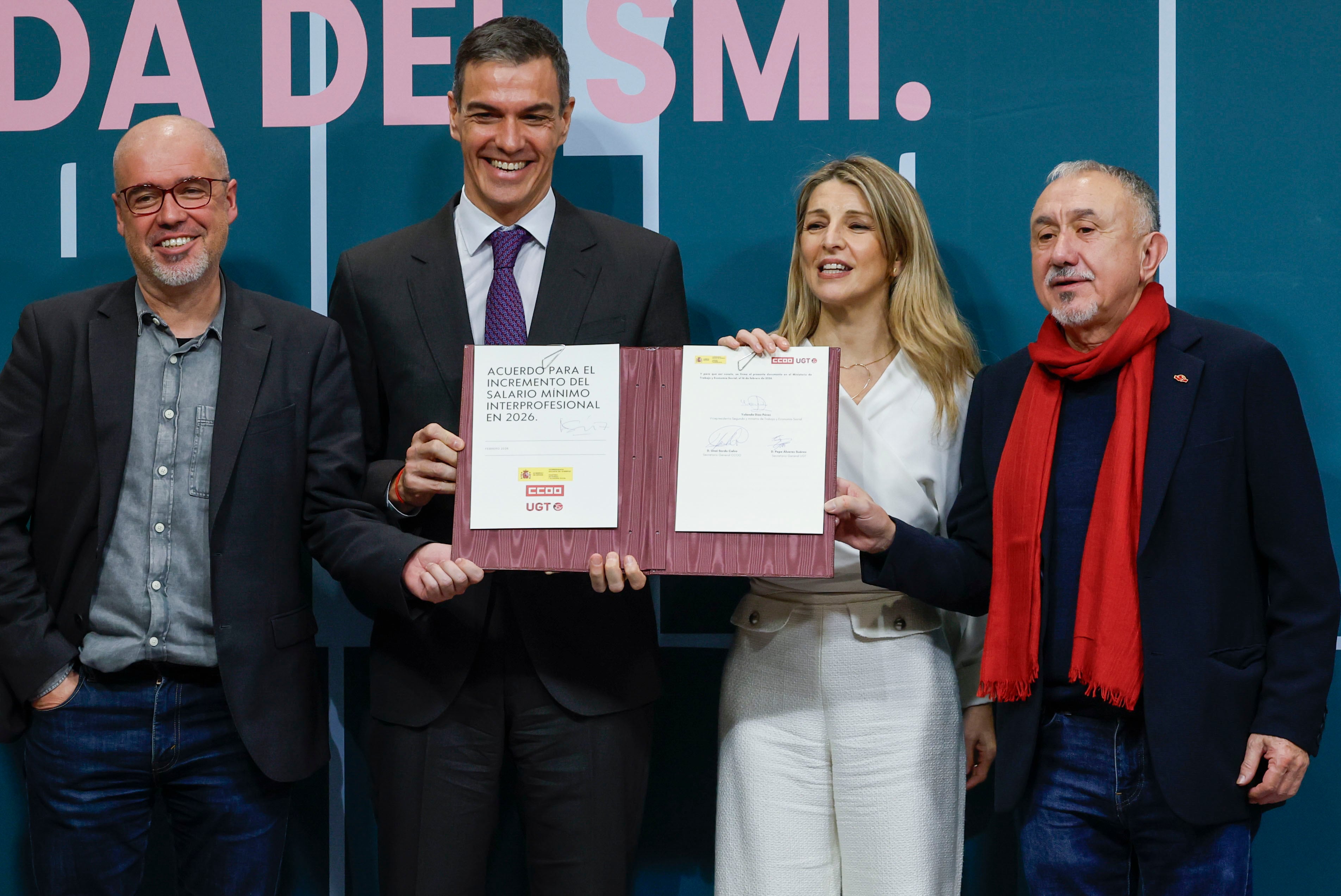El presidente del Gobierno, Pedro Sánchez, y la vicepresidenta segunda y ministra de Trabajo y Economía Social, Yolanda Díaz, junto a los secretarios generales de CCOO y UGT Unai Sordo y Pepe Álvarez