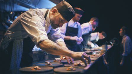 En la cinta, sus protagonistas, buscan desesperados el máximo reconocimiento para su restaurante