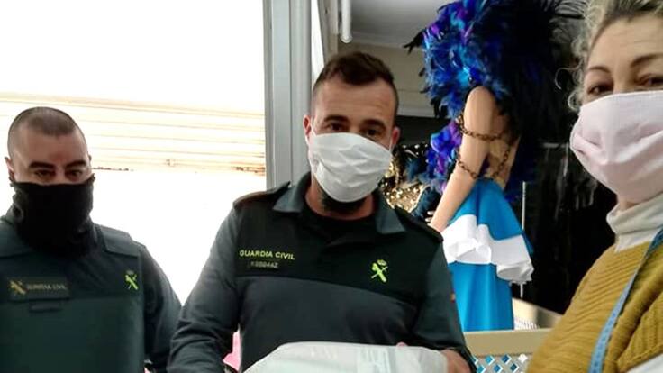 Loli y Vero Ripoll, de confeccionar trajes de moros y cristianos a mascarillas contra el coronavirus