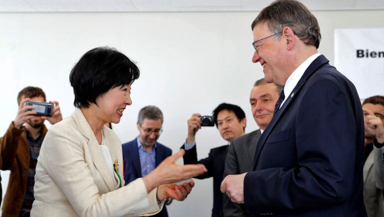 El president de la Generalitat, Ximo Puig, saluda a la alcaldesa de Ube City, Kimiko Kubota, durante la reunión de cortesía que han mantenido esta mañana a su llega a la ciudad.
