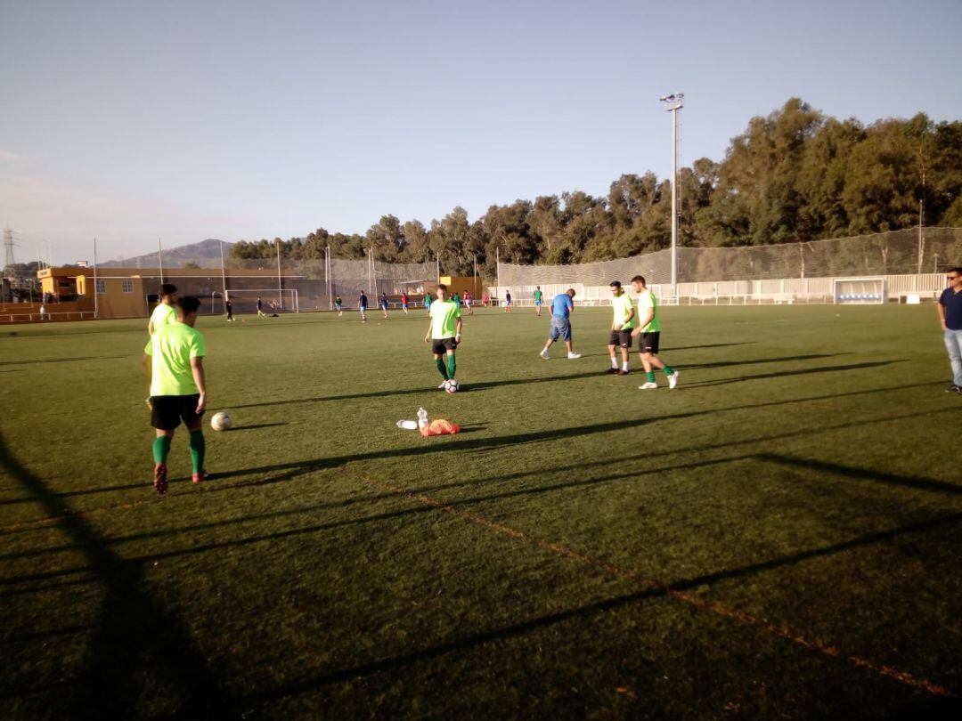 Jugadores del Jerez Industrial calentando antes de comenzar el partido en Algeciras 