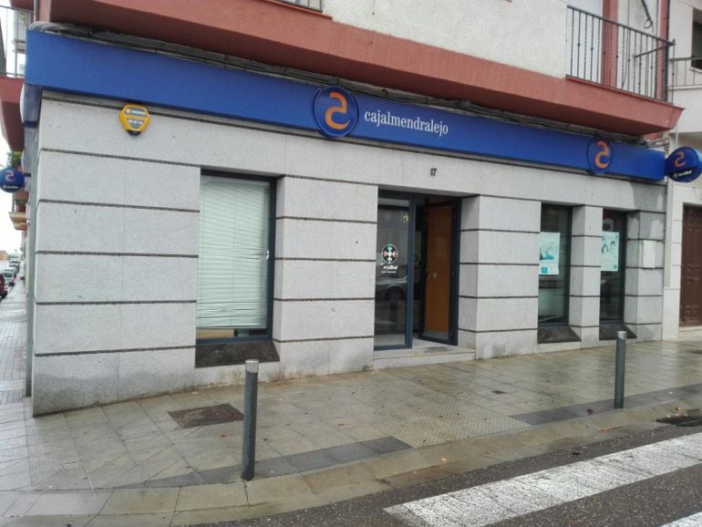 La sucursal está en la calle Ortega y Muñoz de Almendralejo