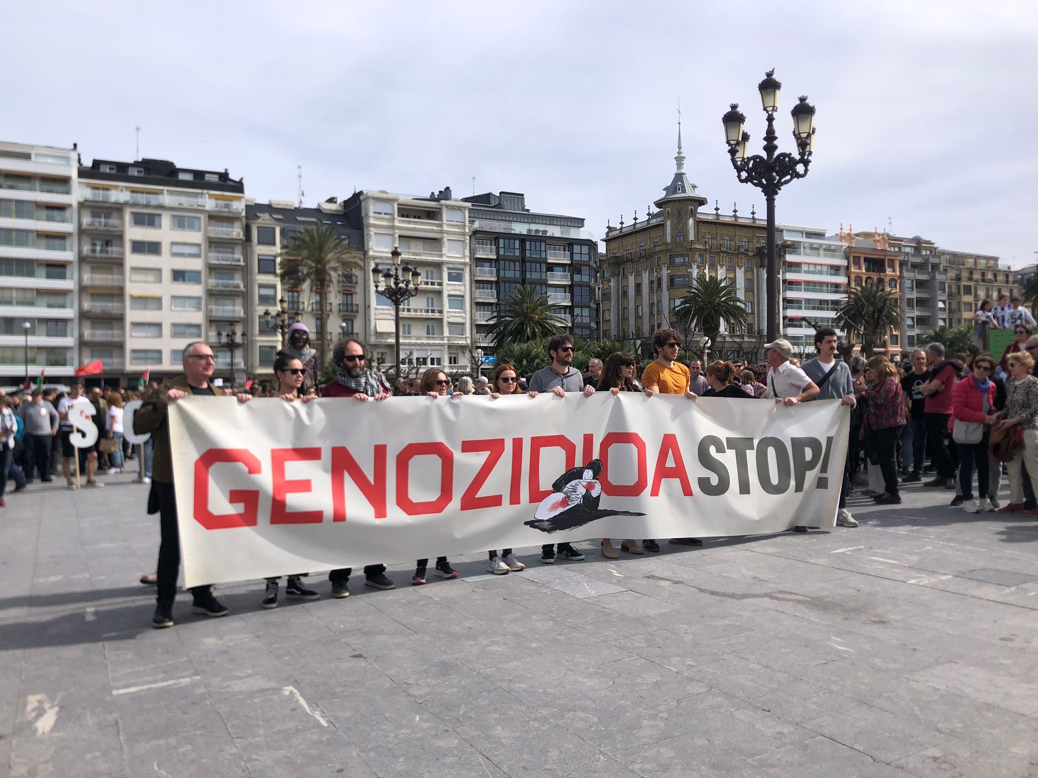 Diferentes personalidades del mundo cultural como Gorka Otxoa o Borja Cobeaga sujetan una de las pancartas de la manifestación.