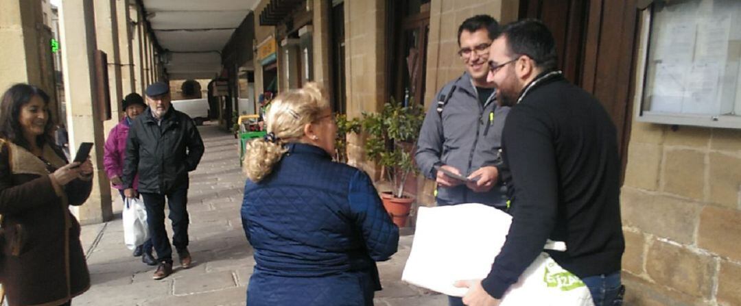 Fran Sánchez, candidato de Unidas Podemos por Jaén, conversa con una vecina en Baeza.