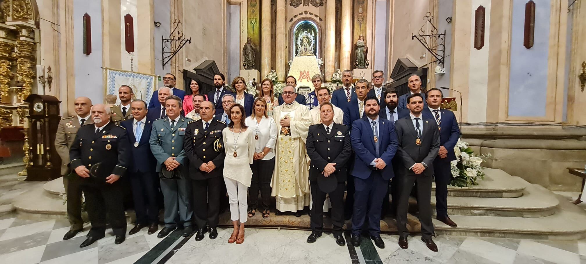 Autoridades en el altar de la Basílica del Prado