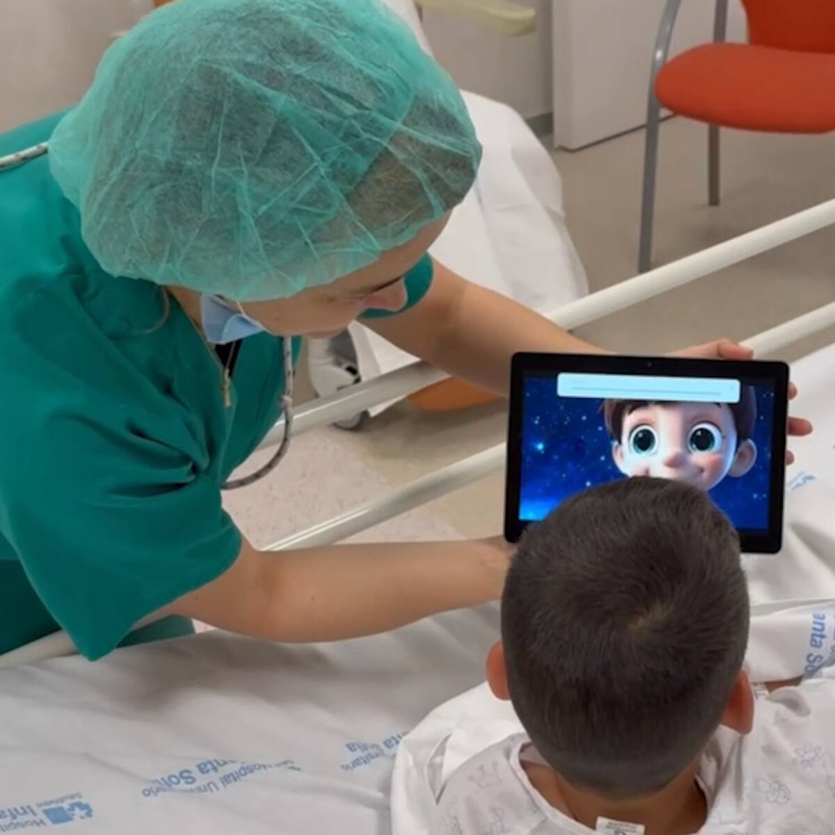 QUIRI, el personaje creado por IA, que acompaña a los niños a los quirófanos del Hospital Infanta Sofía