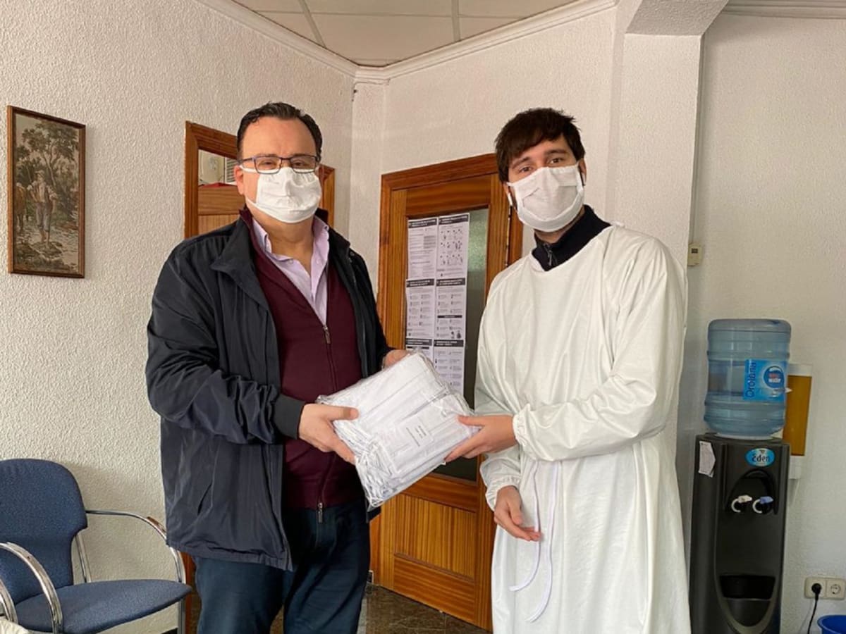 Empresas textiles de Campollano confeccionan 2.000 batas quirúrgicas diarias para el SESCAM
