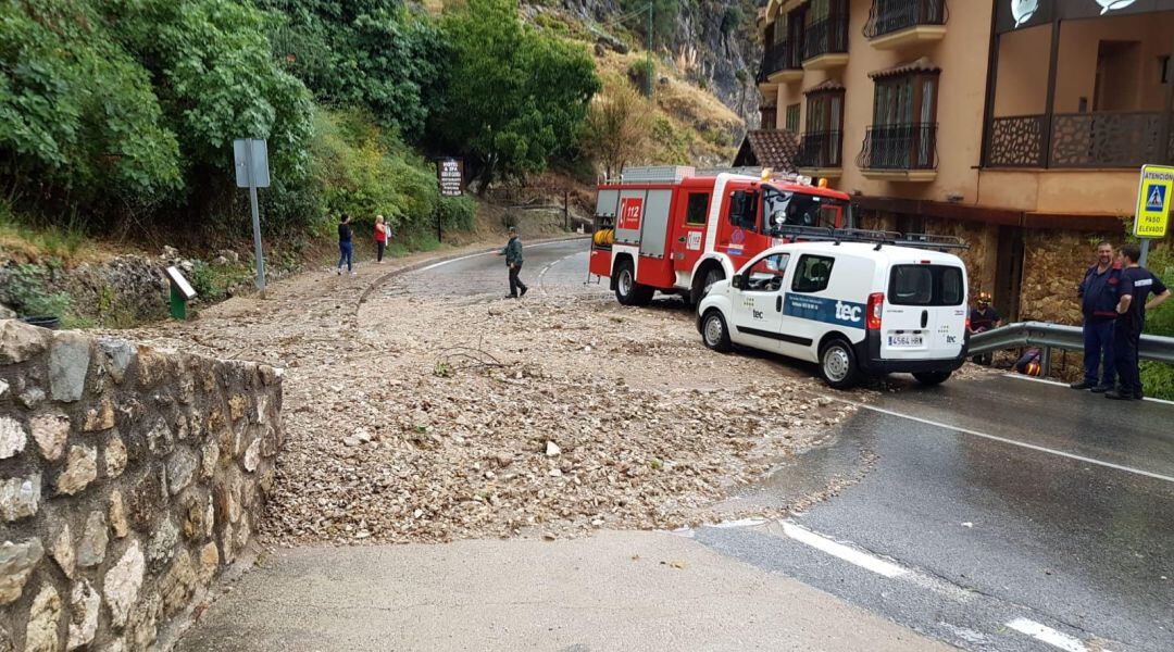 La lengua de lodo y piedras ha bajado de la ladera frente al hotel anegando la carretera A-319