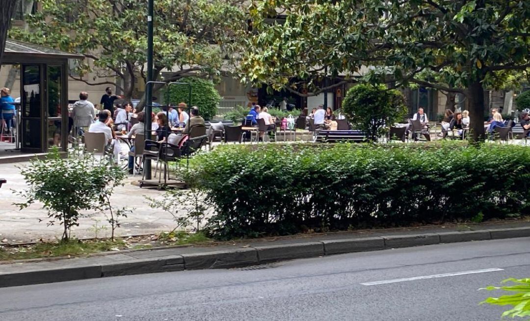 Ambiente en el kiosko del bulevar del Paseo Constitución de Zaragoza 