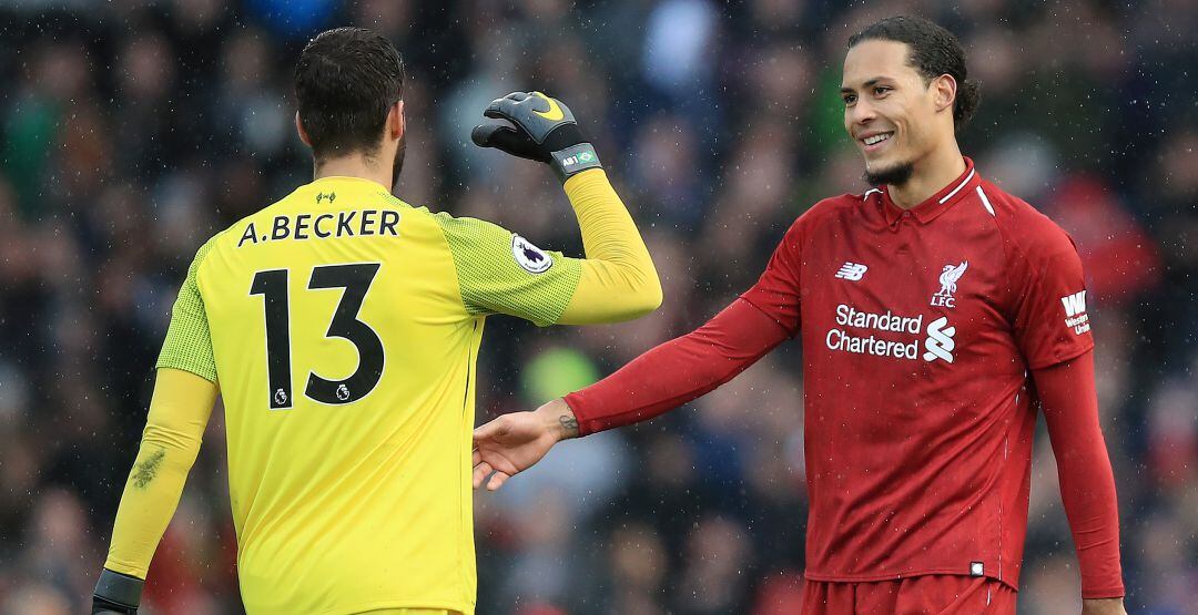 Alisson y Van Dijk se saludan tras un partido